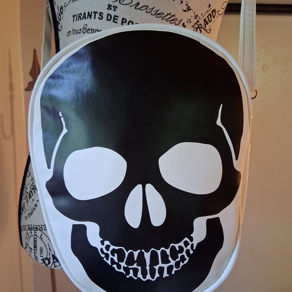 Skull Print Crossbody Bag - Picture 2 of 8